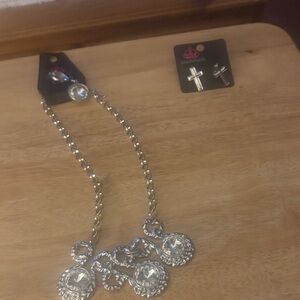 NWT-Elegant Silver Necklace and cuff links Set